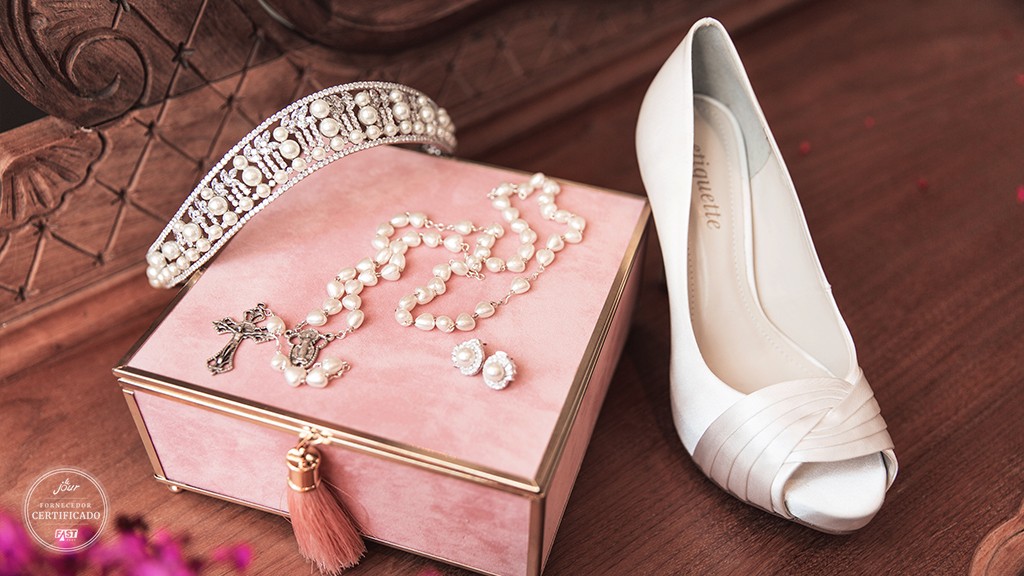 Tiara, terço, sapato e porta jóias.