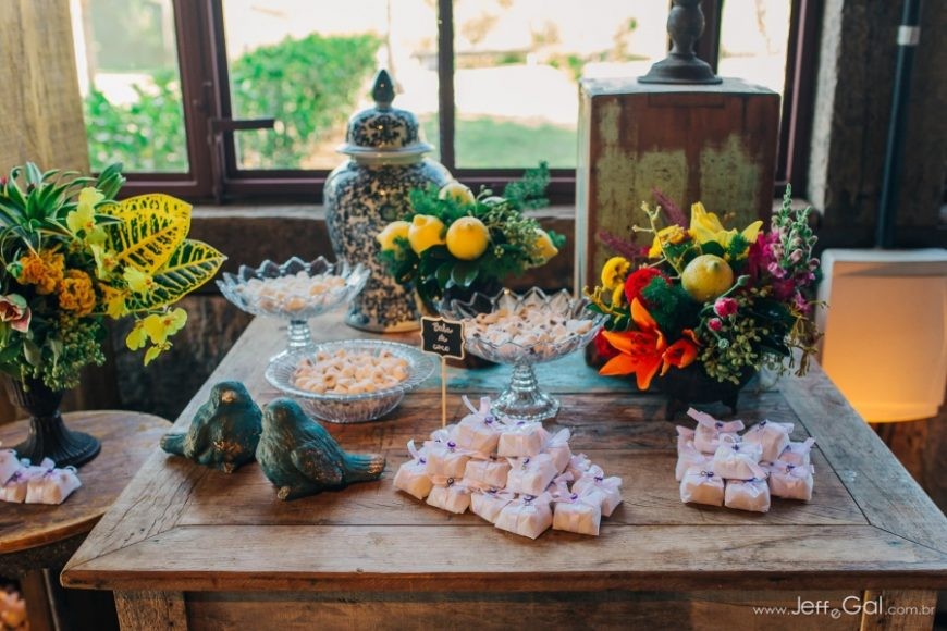 mesa de doces e bem-casados