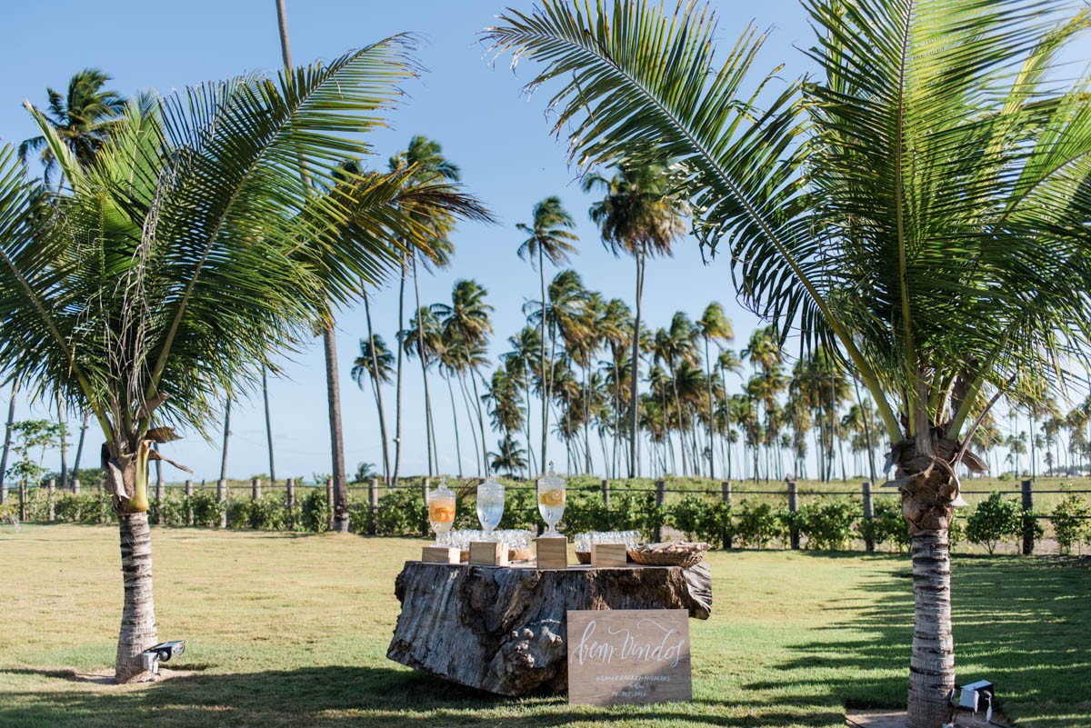 estação com água aromatizada na praia