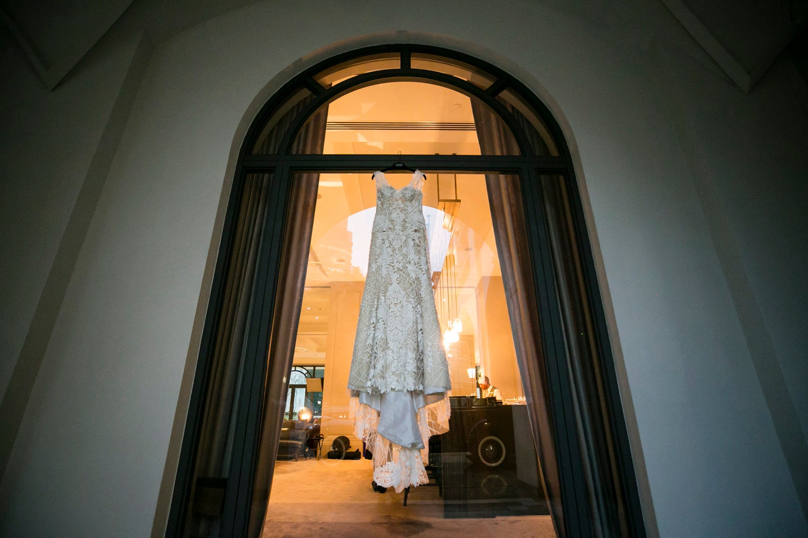 vestido da noiva pendurado antes do casamento