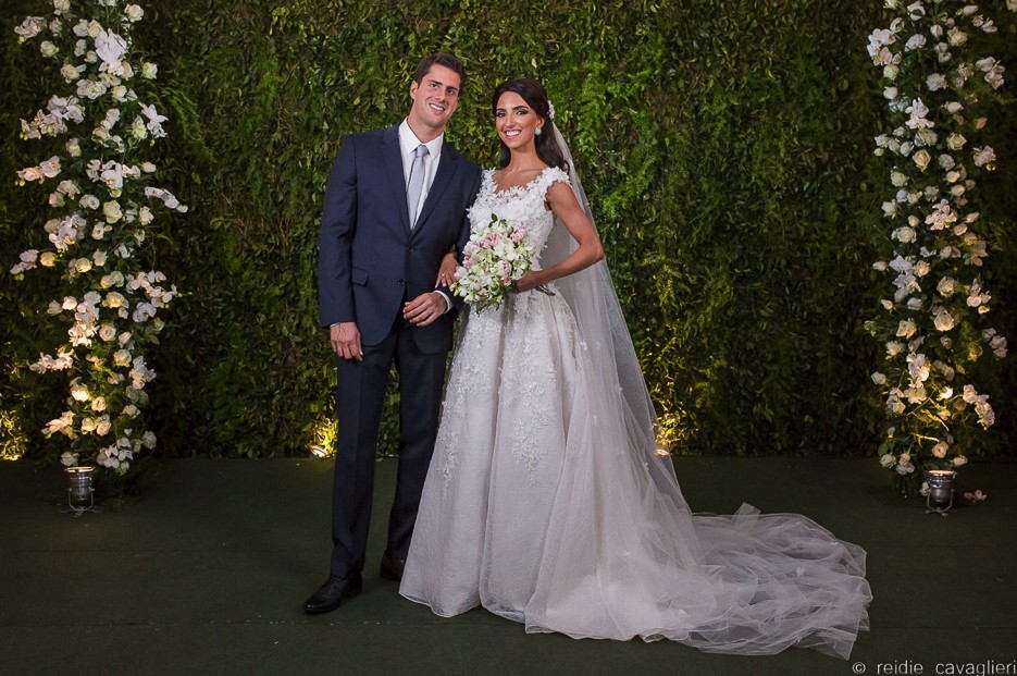 noivos posando após a cerimônia de um casamento judaico