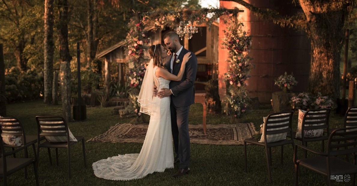 noivos em um miniwedding em uma vinícola