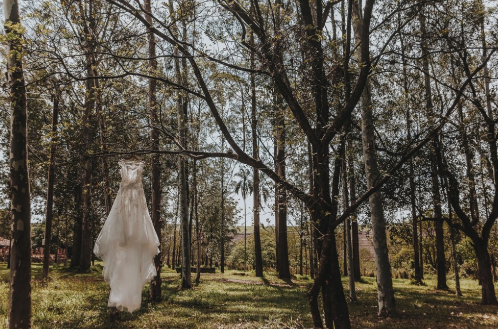 foto do vestido de noiva pendurado antes do casamento