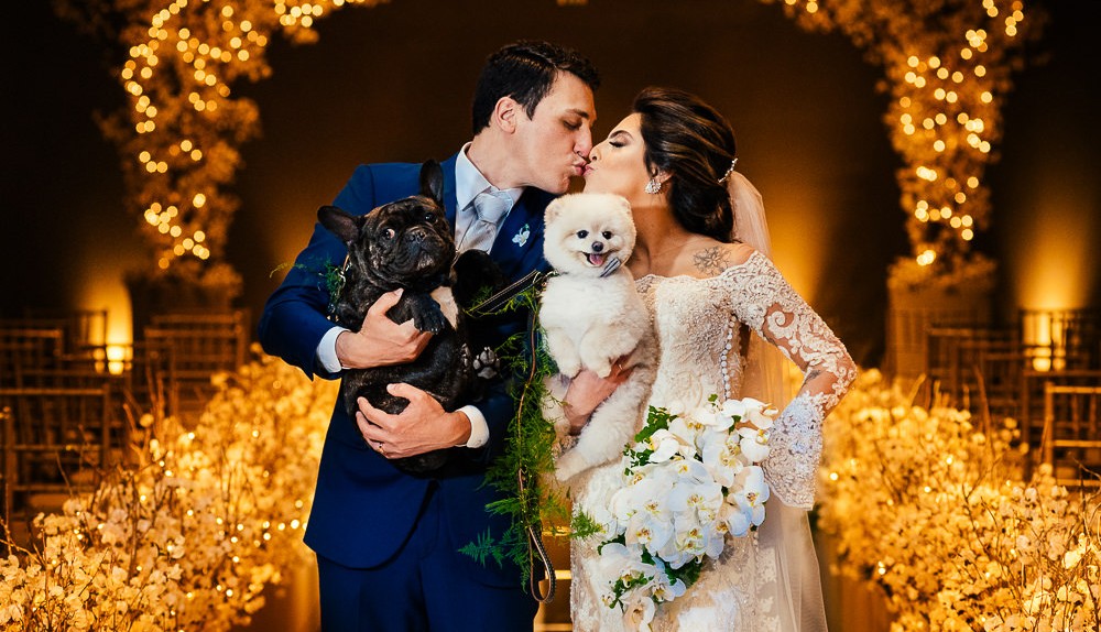 beijo dos noivos em um casamento clássico
