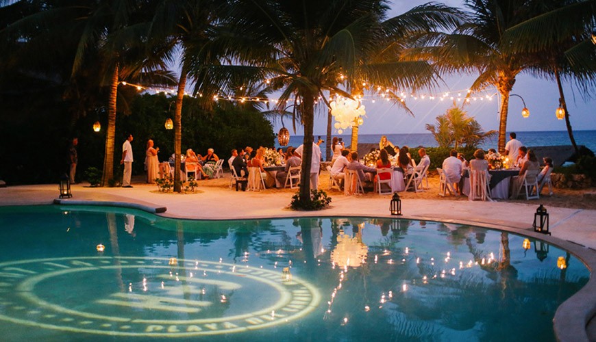 casamento ao ar livre com piscina e projeção de luz
