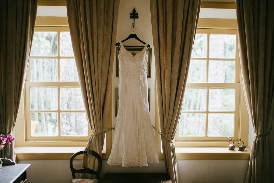 vestido de noiva pendurado