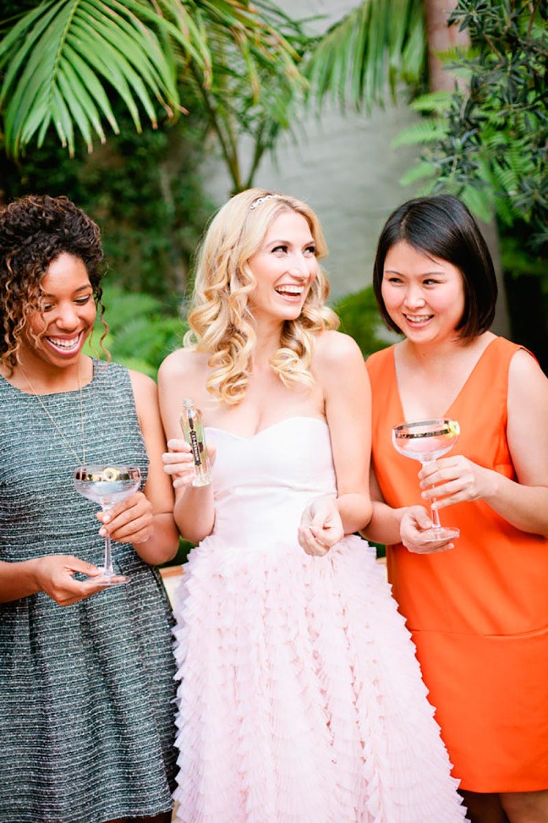 Noiva com madrinhas em miniwedding no campo.