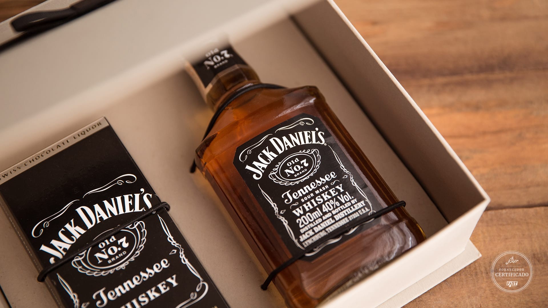 Kit de lembrancinha para padrinhos com garra da Jack Daniels.