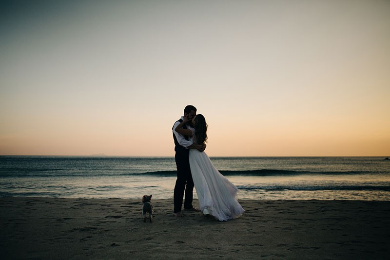 casal em ensaio fotográfico na praia ao entardecer